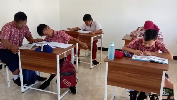 Kegiatan Belajar Siswa SLB Negeri Paleleh